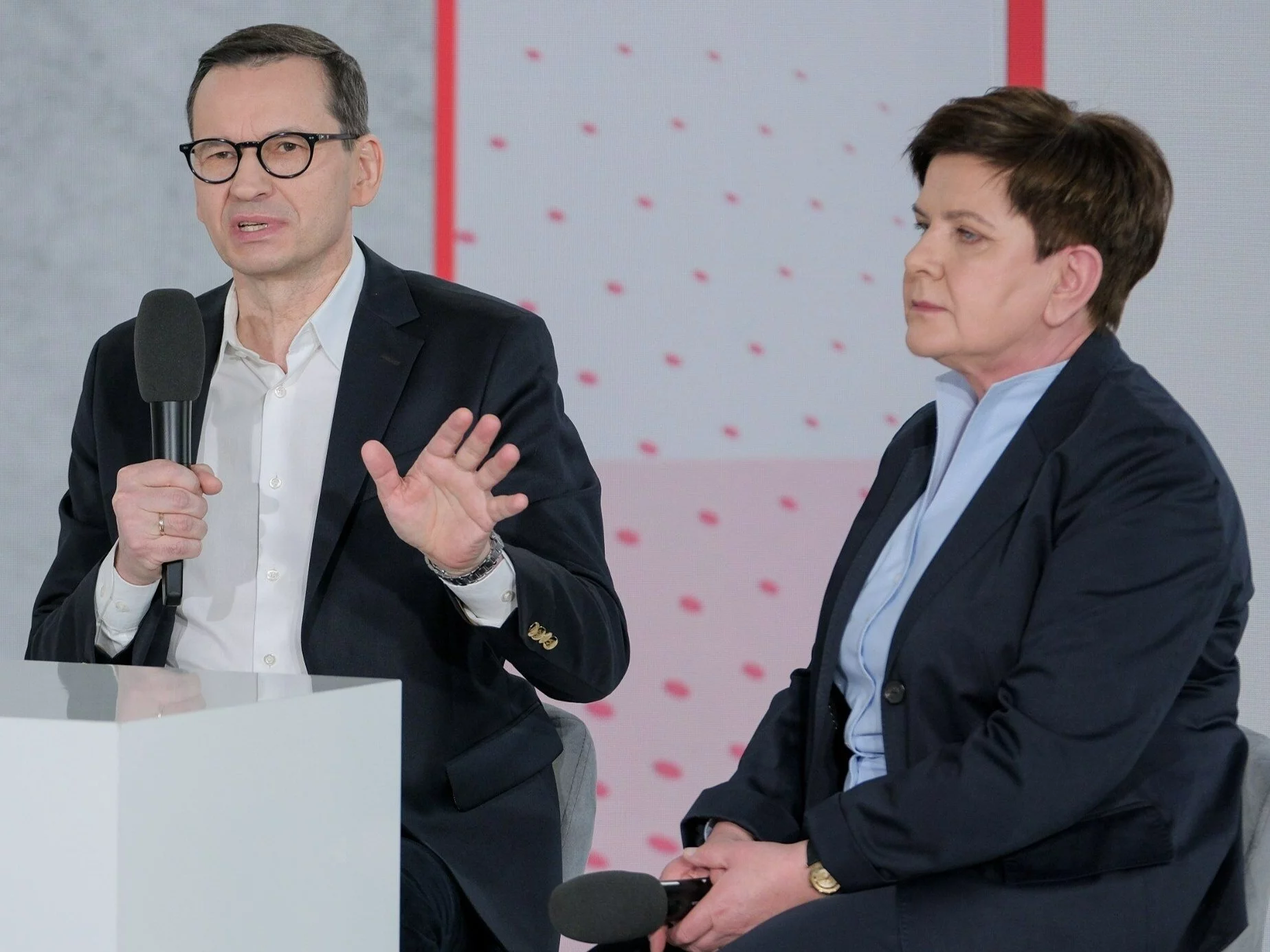 Poseł PiS Mateusz Morawiecki (L) oraz europoseł Beata Szydło