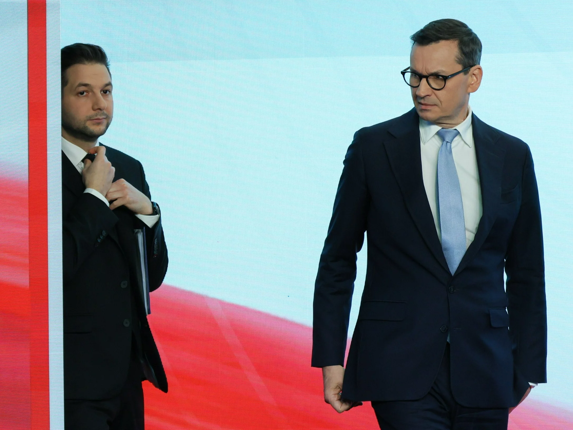 Poseł PiS Mateusz Morawiecki (P) i europoseł Patryk Jaki podczas konferencji prasowej w siedzibie Prawa i Sprawiedliwości w Warszawie