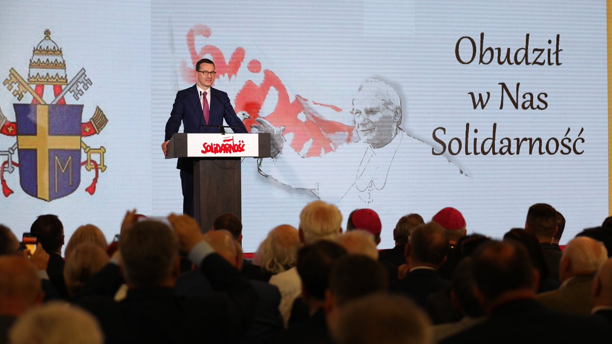 Premier Mateusz Morawiecki w Sali BHP Stoczni Gdańskiej.