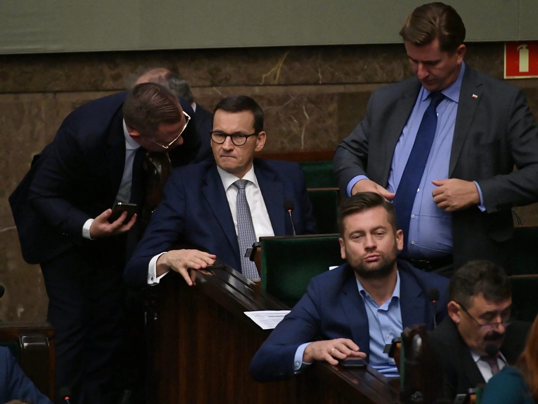 Mateusz Morawiecki z politykami PiS w Sejmie