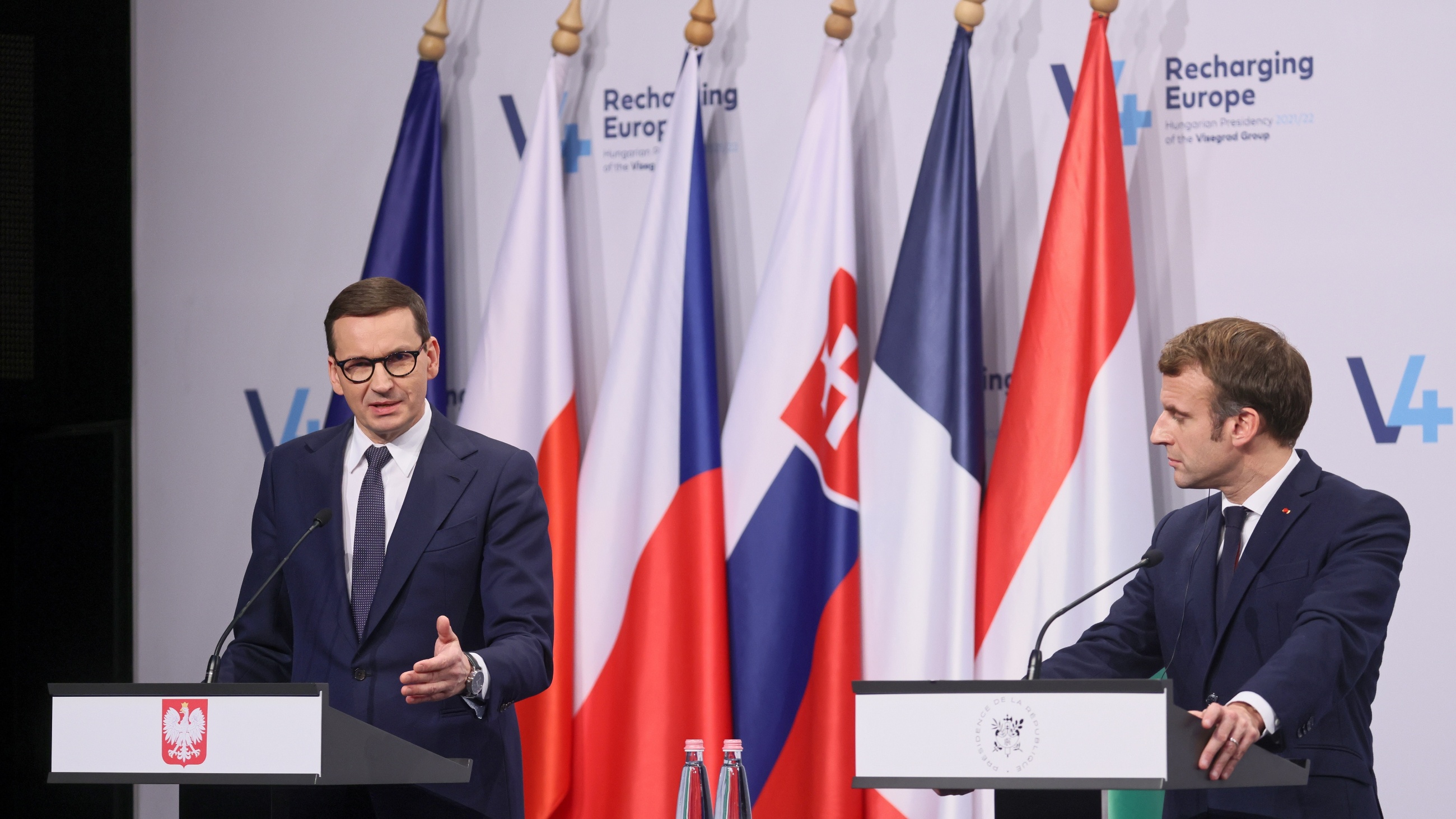 Premier Mateusz Morawiecki i prezydent Francji Emmanuel Macron podczas konferencji prasowej