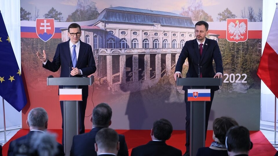 Premier RP Mateusz Morawiecki (L) oraz premier Republiki Słowackiej Eduard Heger