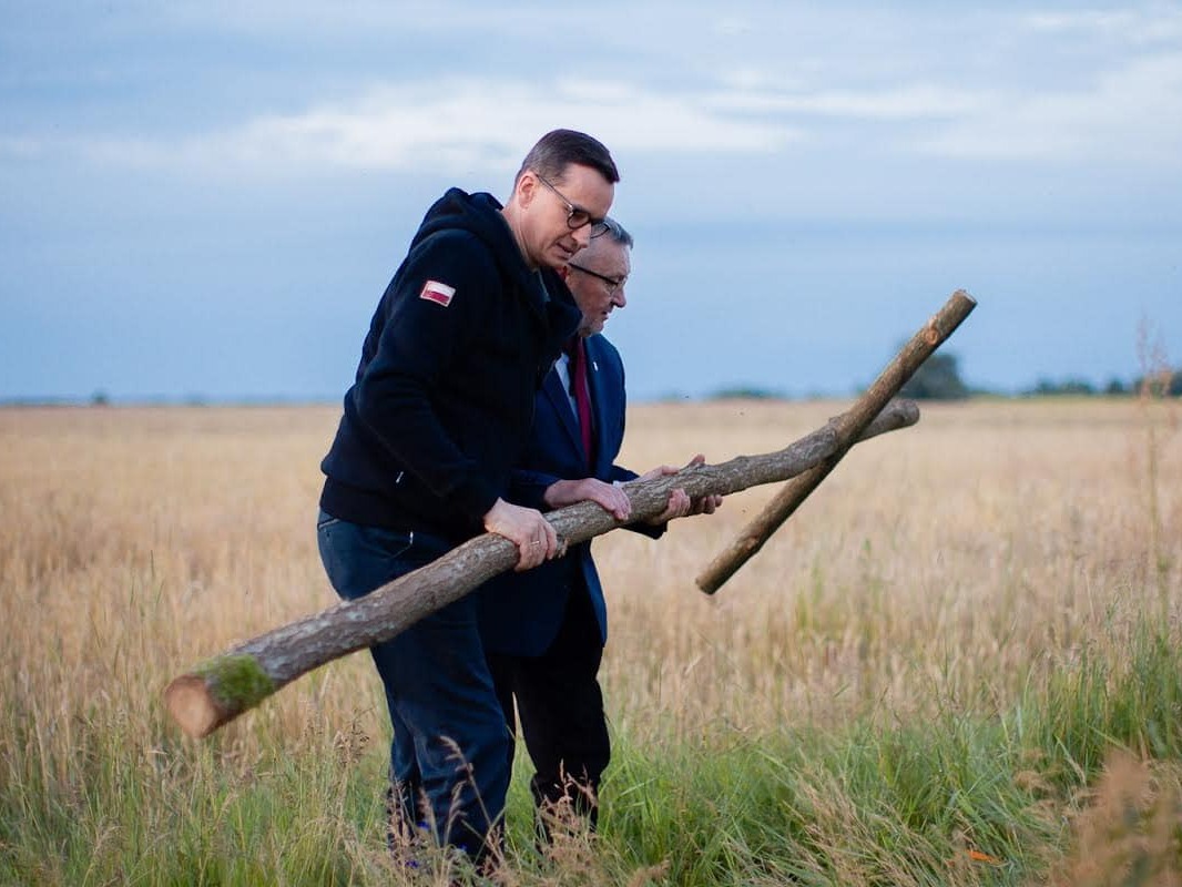 Premier Mateusz Morawiecki i dr Leon Popek w Ostrówkach na Ukrainie