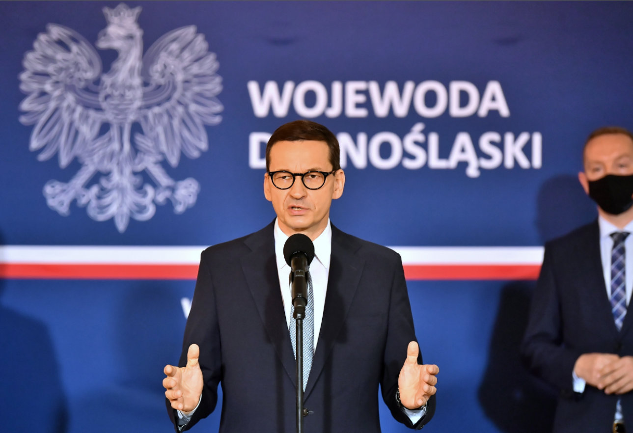 Prezes Rady Ministrów Mateusz Morawiecki podczas wypowiedzi dla mediów