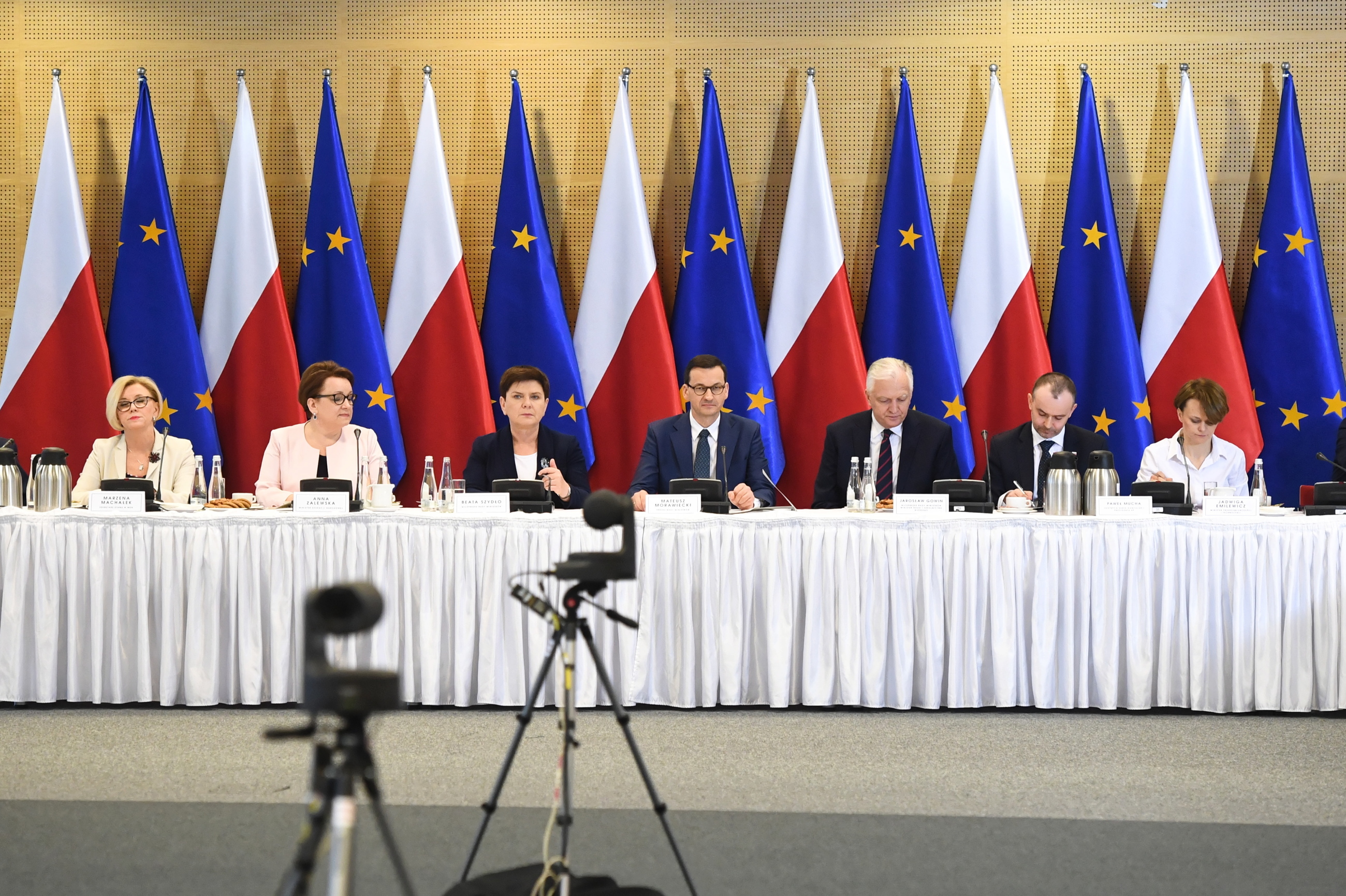 Uczestnicy obrad okrągłego stołu ws. oświaty