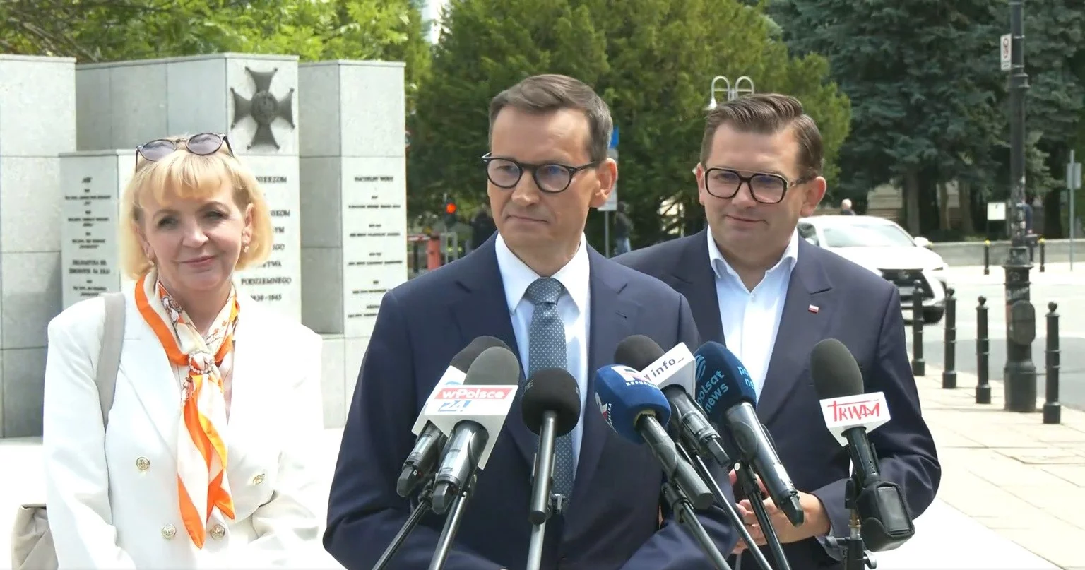 Anna Kwiecień (L), Mateusz Morawiecki (C) i Łukasz Kmita (P)
