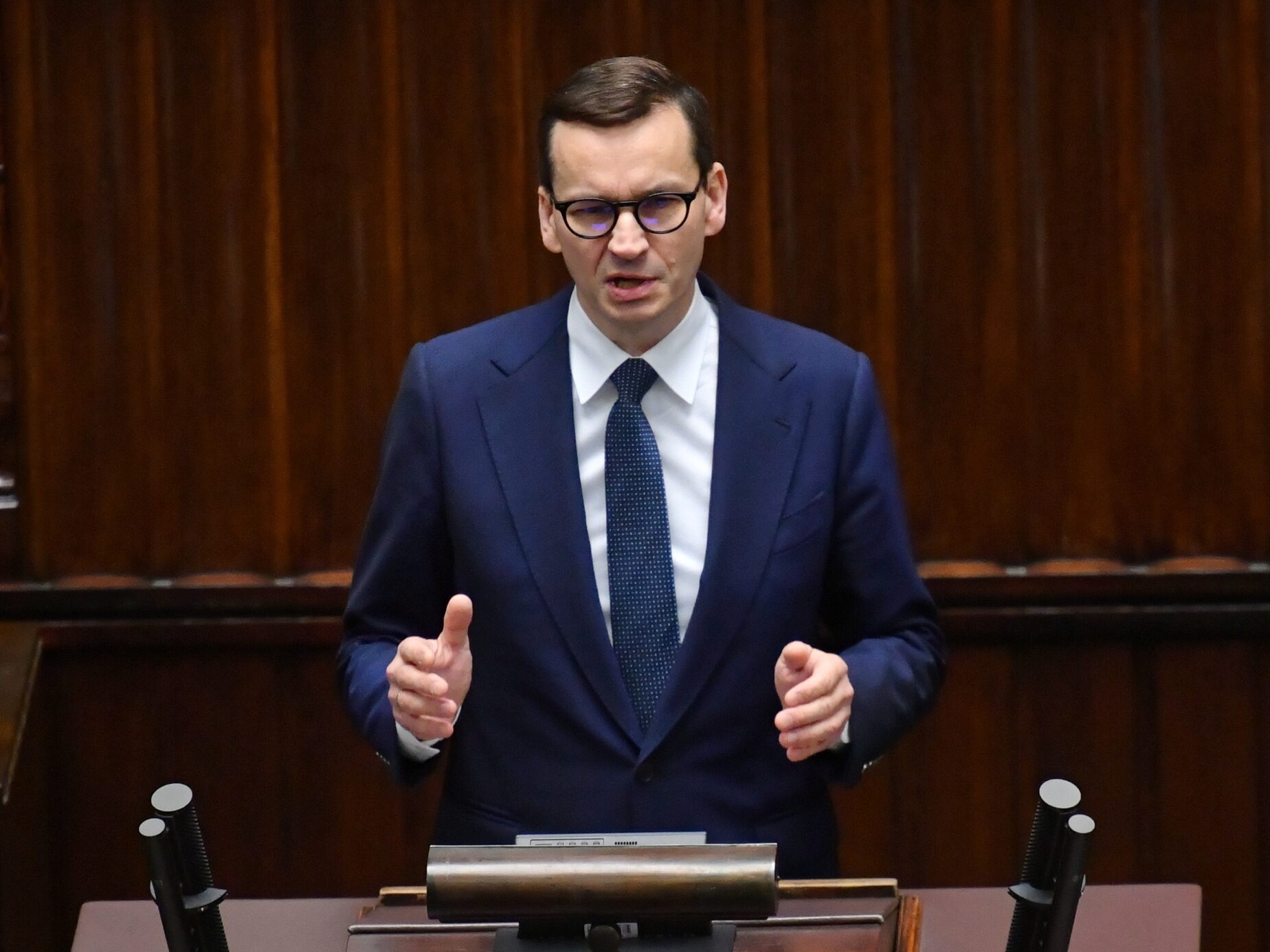 Premier Mateusz Morawiecki na sali plenarnej Sejmu