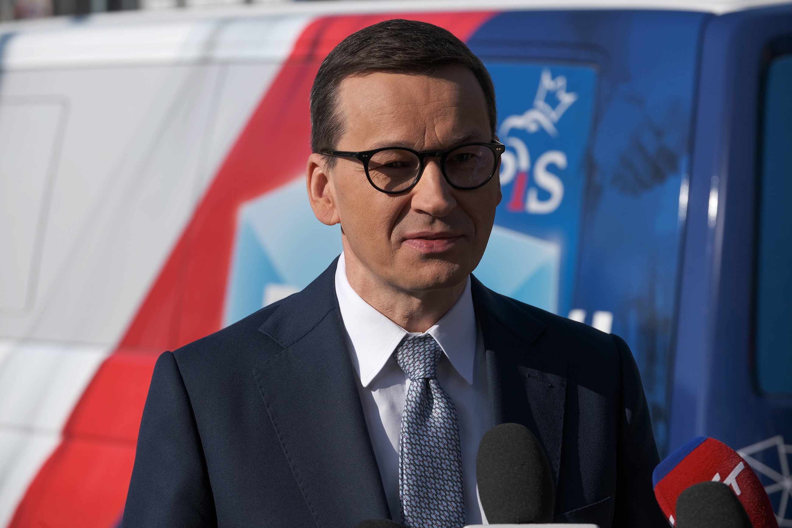 Premier Mateusz Morawiecki podczas konferencji prasowej na ulicy Nowogrodzkiej w Warszawie