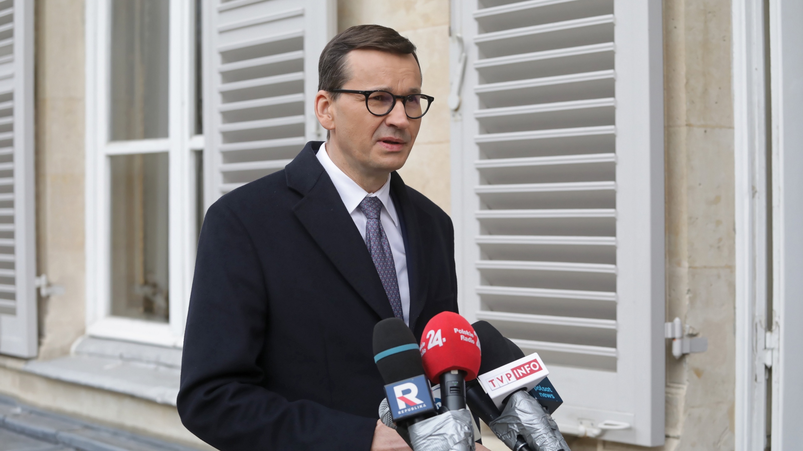 Premier Mateusz Morawiecki podczas wypowiedzi dla mediów w Ambasadzie RP w Paryżu