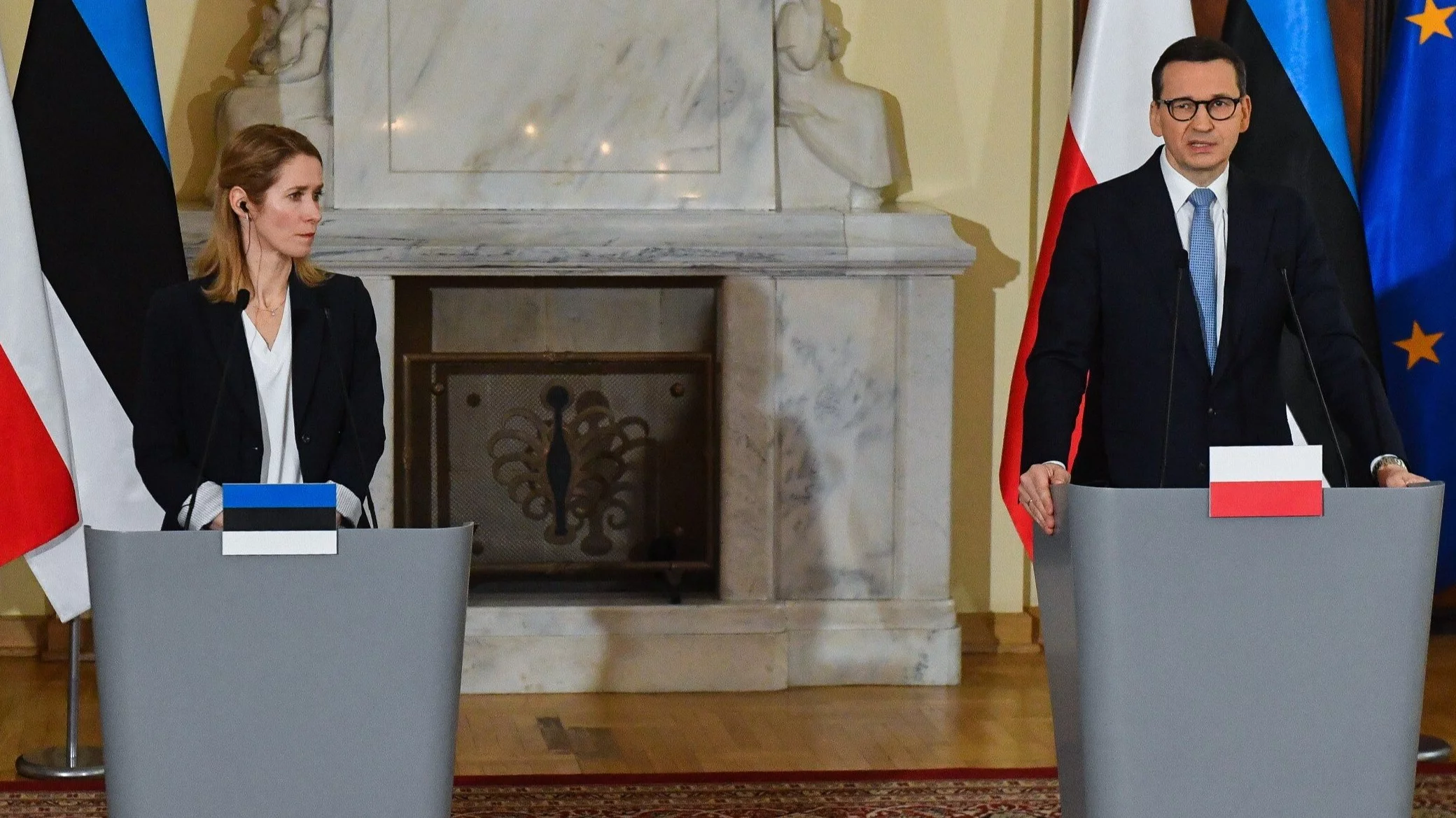 Premierzy Polski Mateusz Morawiecki (P) oraz Estonii Kaja Kallas (L)