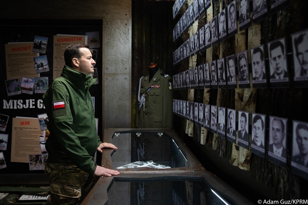 Mateusz Morawiecki podczas wizyty w jednostce GROM