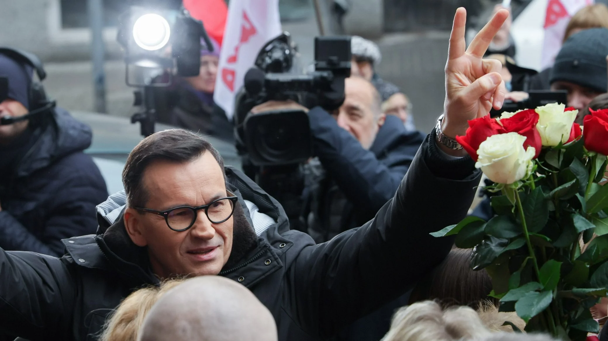 Były premier, poseł PiS Mateusz Morawiecki przed wejściem do Prokuratury Okręgowej w Warszawie