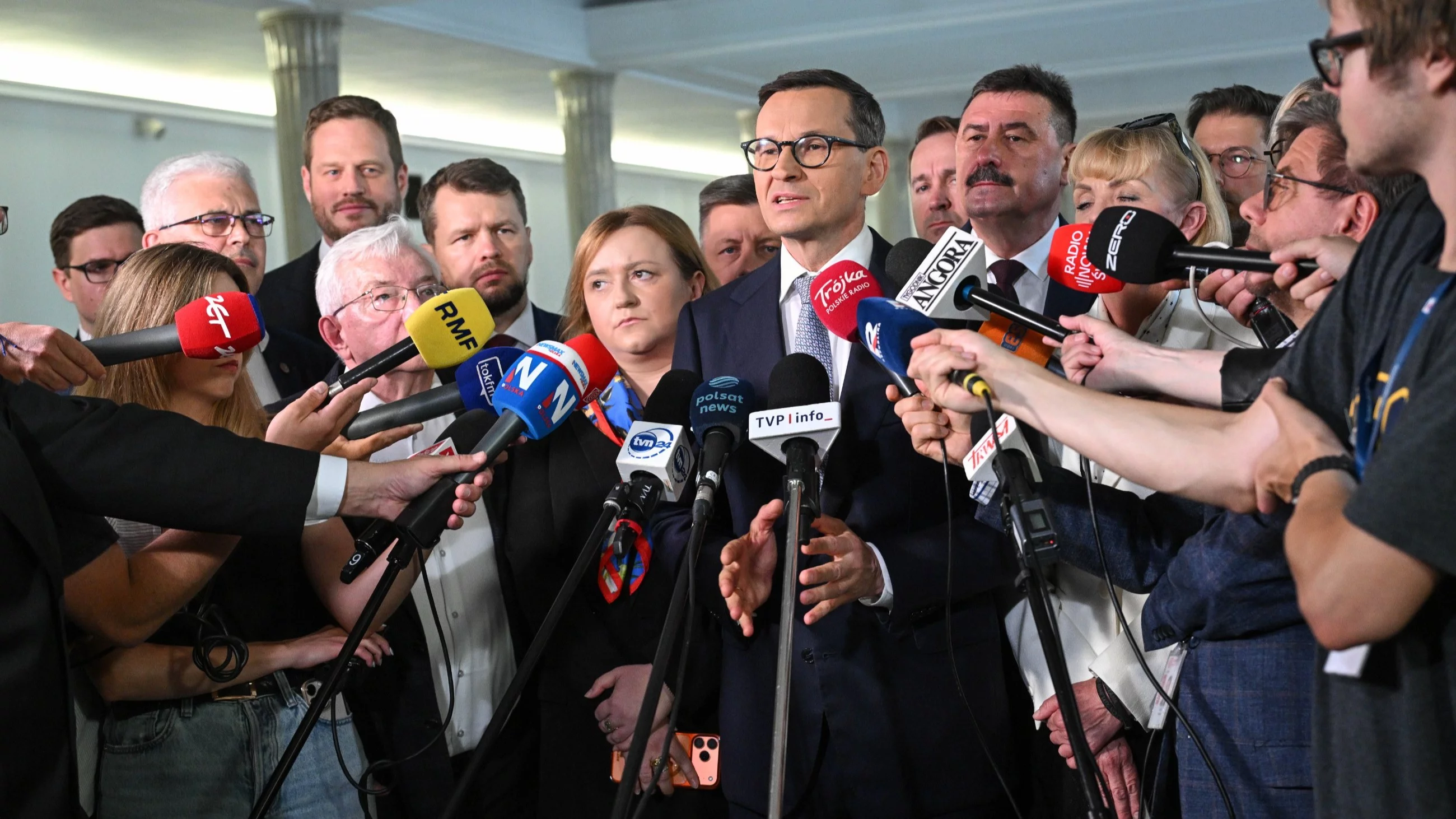Były premier Mateusz Morawiecki (C) podczas konferencji w Sejmie wraz ze swoją frakcją