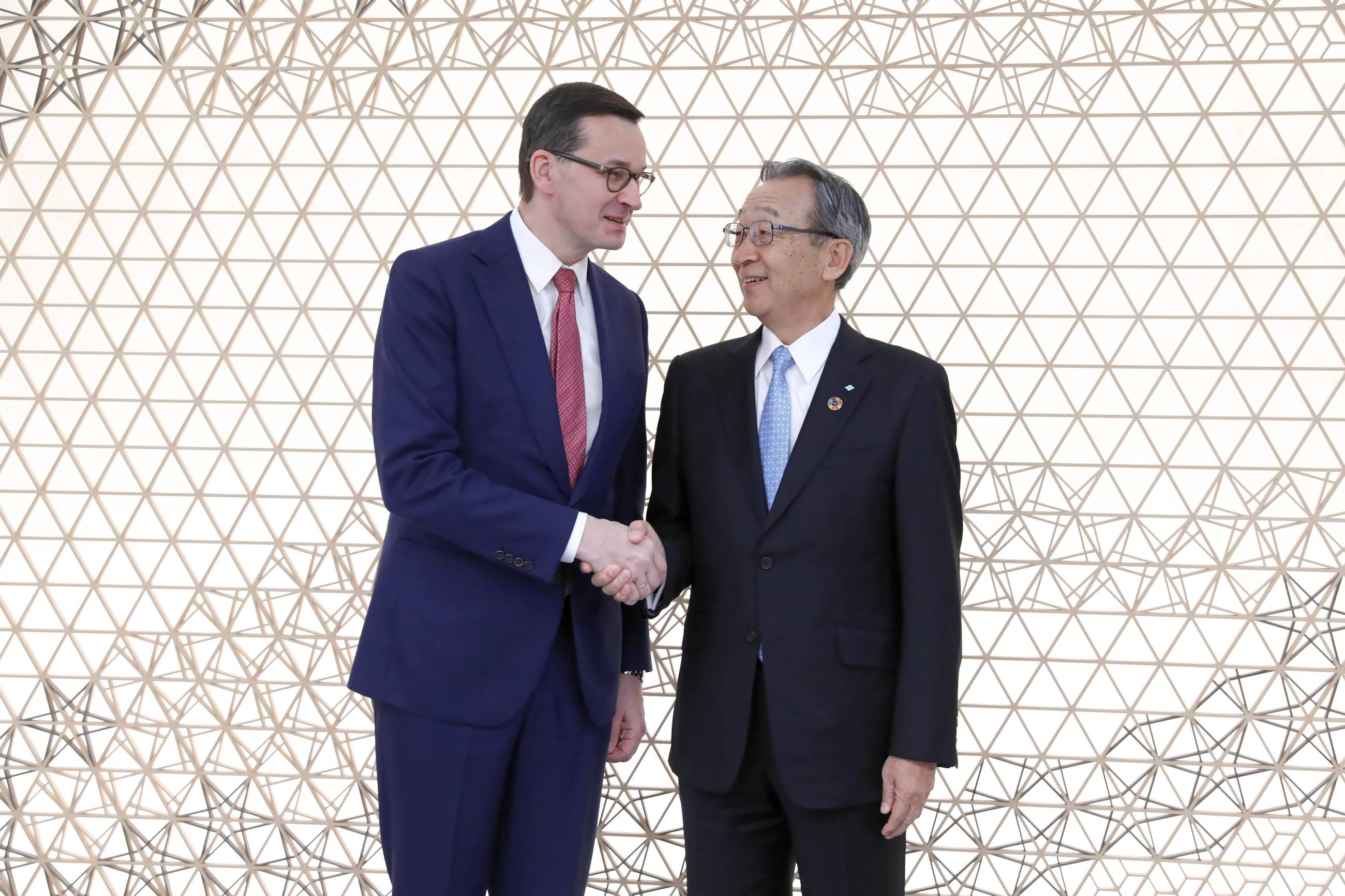 Premier RP Mateusz Morawiecki oraz wiceprezes Nippon Keidanren Kuniharu Nakamura w siedzibie Japońskiej Federacji Biznesu w Tokio,