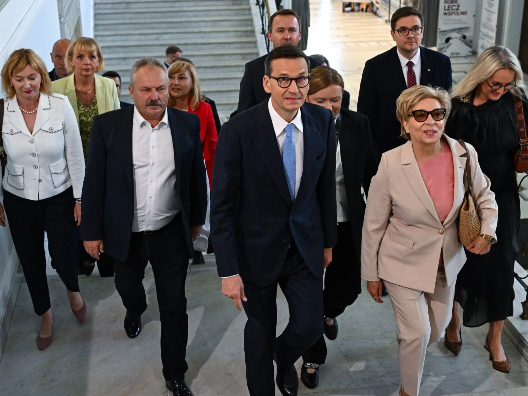 Były premier Mateusz Morawiecki (C) i członkowie stowarzyszenia „Rozwój Plus”