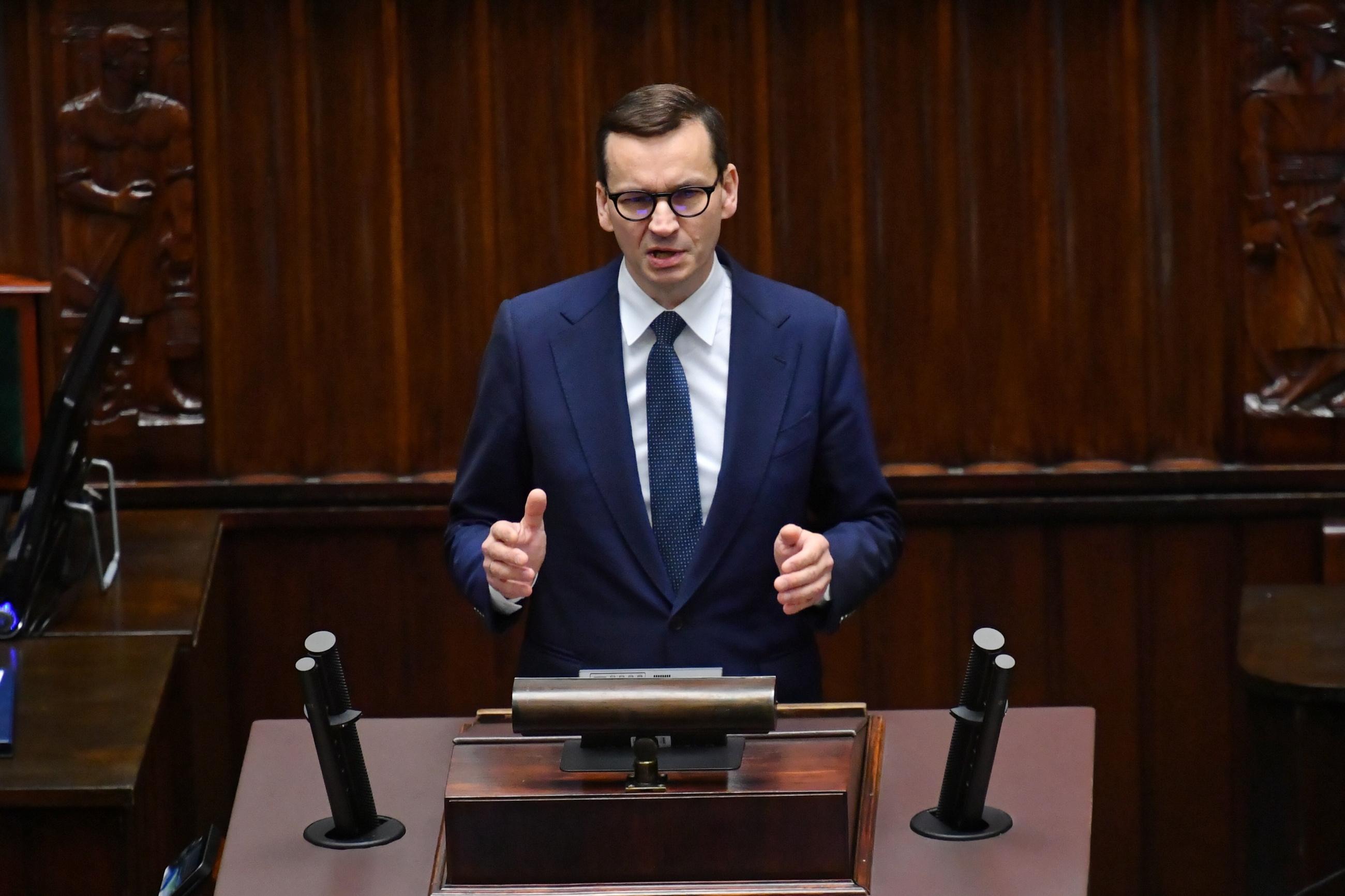 Premier Mateusz Morawiecki na sali plenarnej Sejmu