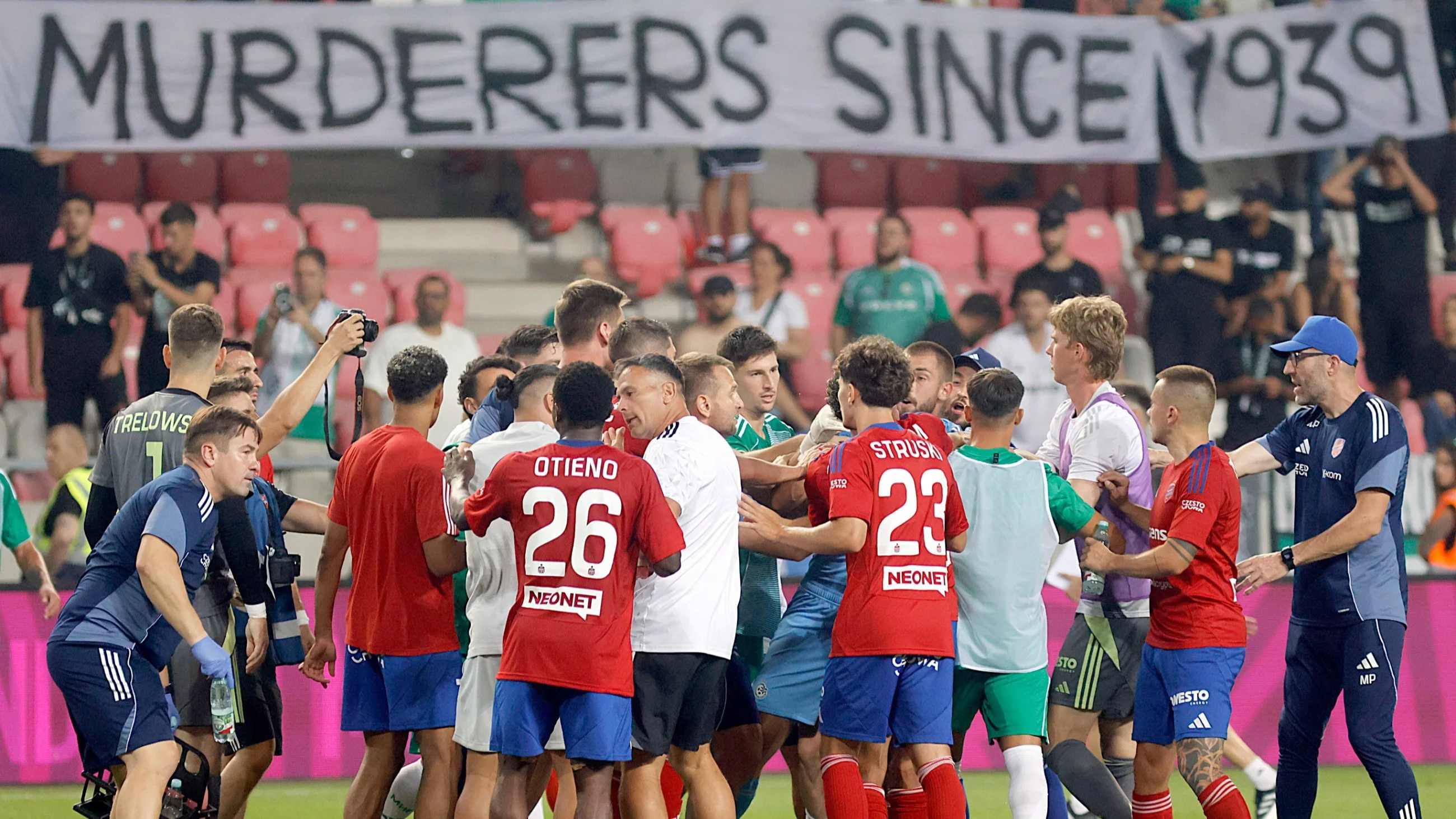 Debreczyn, Węgry, 14.08.2025. Piłkarze Rakowa Częstochowa i Maccabi Hajfa po meczu 3. rundy eliminacyjnej Ligi Konferencji z Maccabi Hajfa