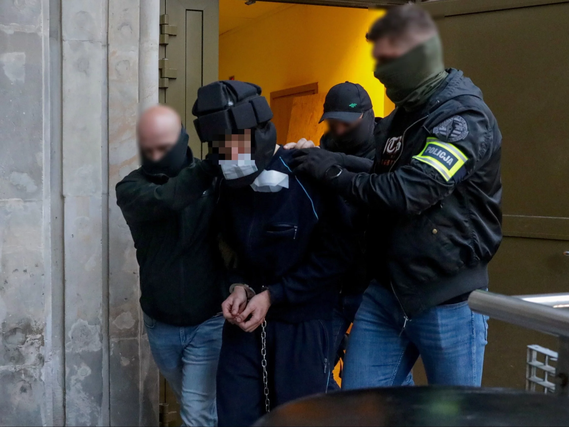 Podejrzany o zabójstwo pracownicy Uniwersytetu Warszawskiego wyprowadzany po zakończeniu przesłuchania
