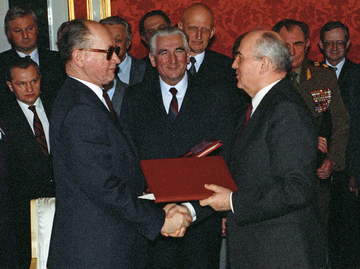 Moskwa 13 kwietnia 1990 r. Prezydent Związku Sowieckiego Michaił Siergiejewicz Gorbaczow przekazuje kopie dokumentów zbrodni katyńskiej Wojciechowi Jaruzelskiemu.