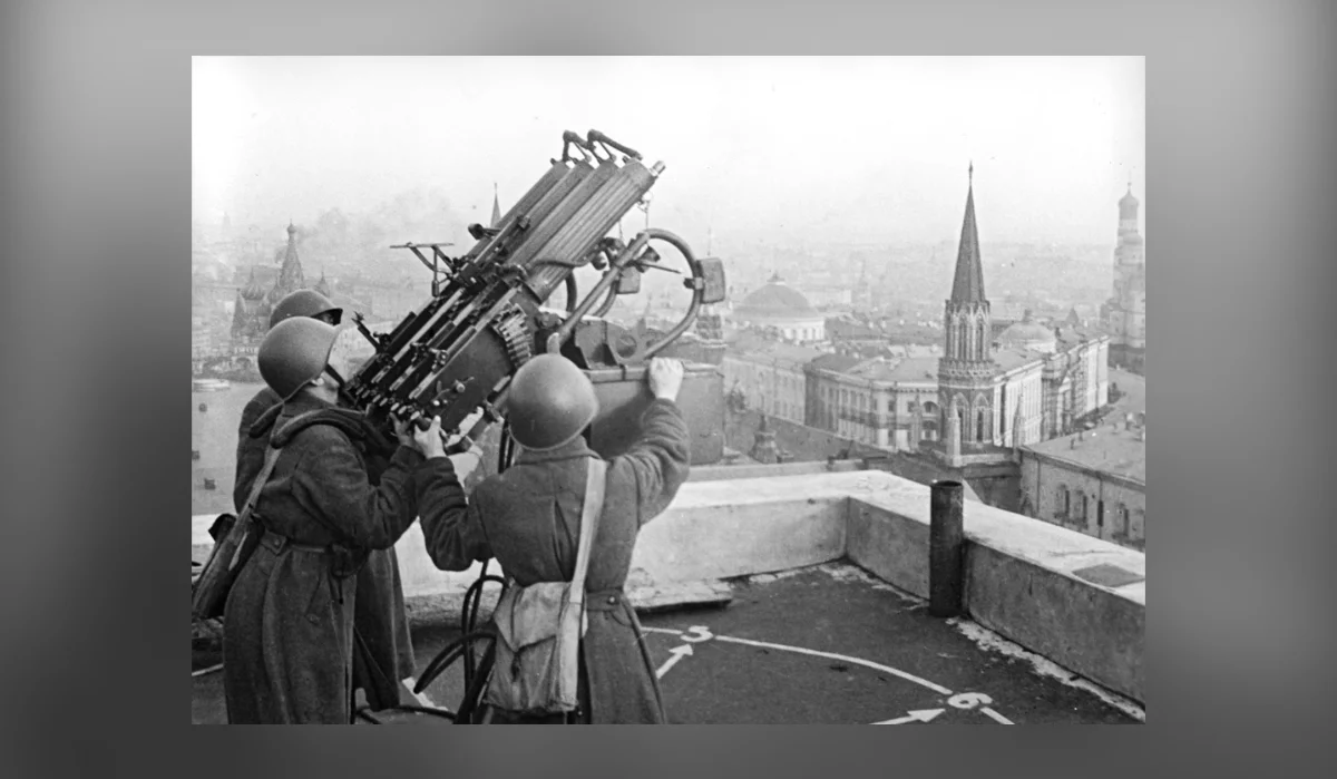 Bitwa pod Moskwą. Strzelcy radzieckiego karabinu przeciwlotniczego na dachu Hotelu Moskwa