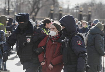 Moskwa. Policja zatrzymująca uczestników protestu przeciwko rosyjskiej inwazji na Ukrainę.