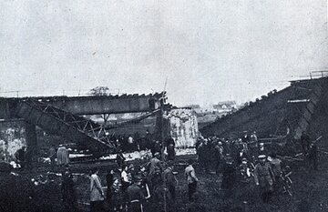 Most na Odrze w Szczepanowicach wysadzony przez Grupę Destrukcyjną „Wawelberga”.