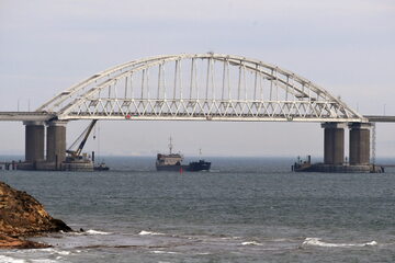Most wybudowany przez Rosję w Cieśninie Kerczeńskiej, która oddziela Morze Czarne od jego północnej części, czyli Morza Azowskiego. Most łączy Krym z terytorium rosyjskim.