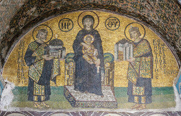 Mozaika z Hagia Sophia. Matka Boża trzyma Dzieciątko. Po Jej prawej stronie stoi Justynian Wielki pokazując model Hagia Sophia. Po lewej stronie stoi Konstantyn Wielki pokazując model Konstantynopola
