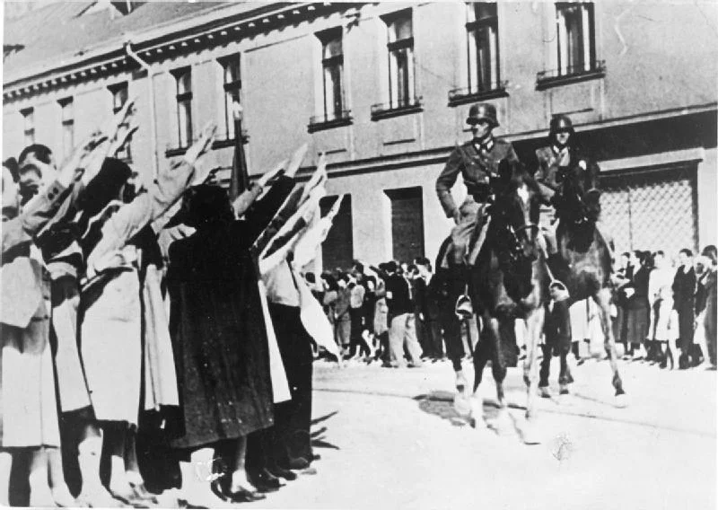 Mniejszość niemiecka w Łodzi wita hitlerowskim pozdrowieniem niemiecką kawalerię w 1939