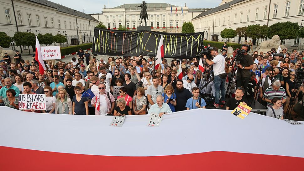 Demonstracja opozycji pod Pałacem Prezydenckim