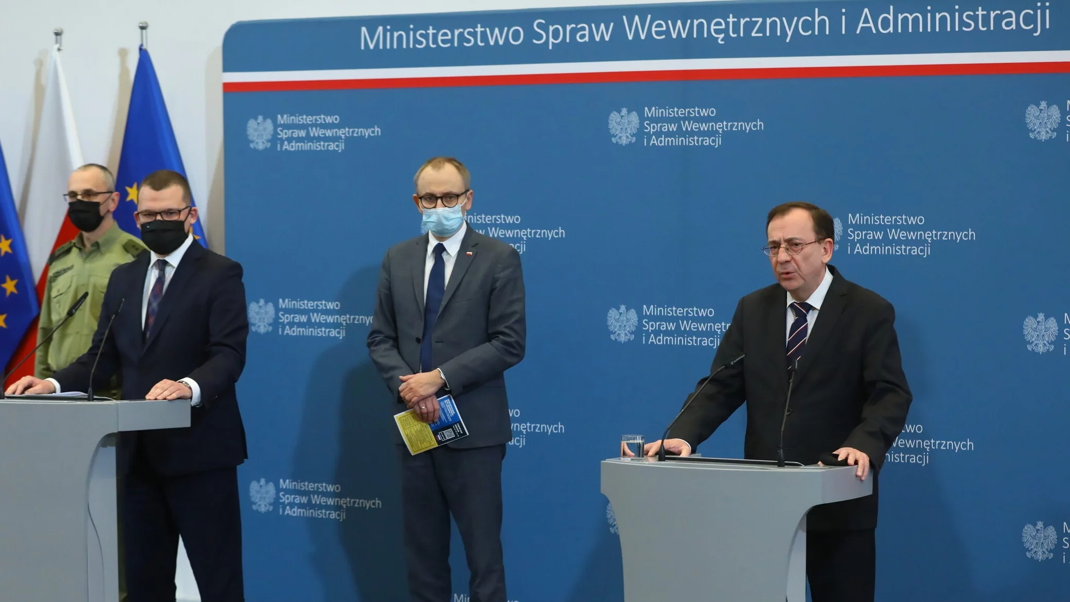 Minister spraw wewnętrznych i administracji Mariusz Kamiński (P), sekretarz stanu w MSWiA Paweł Szefernaker (2L), podsekretarz stanu Błażej Poboży (2P) i komendant Główny Straży Granicznej gen. dyw. SG Tomasz Praga (L)