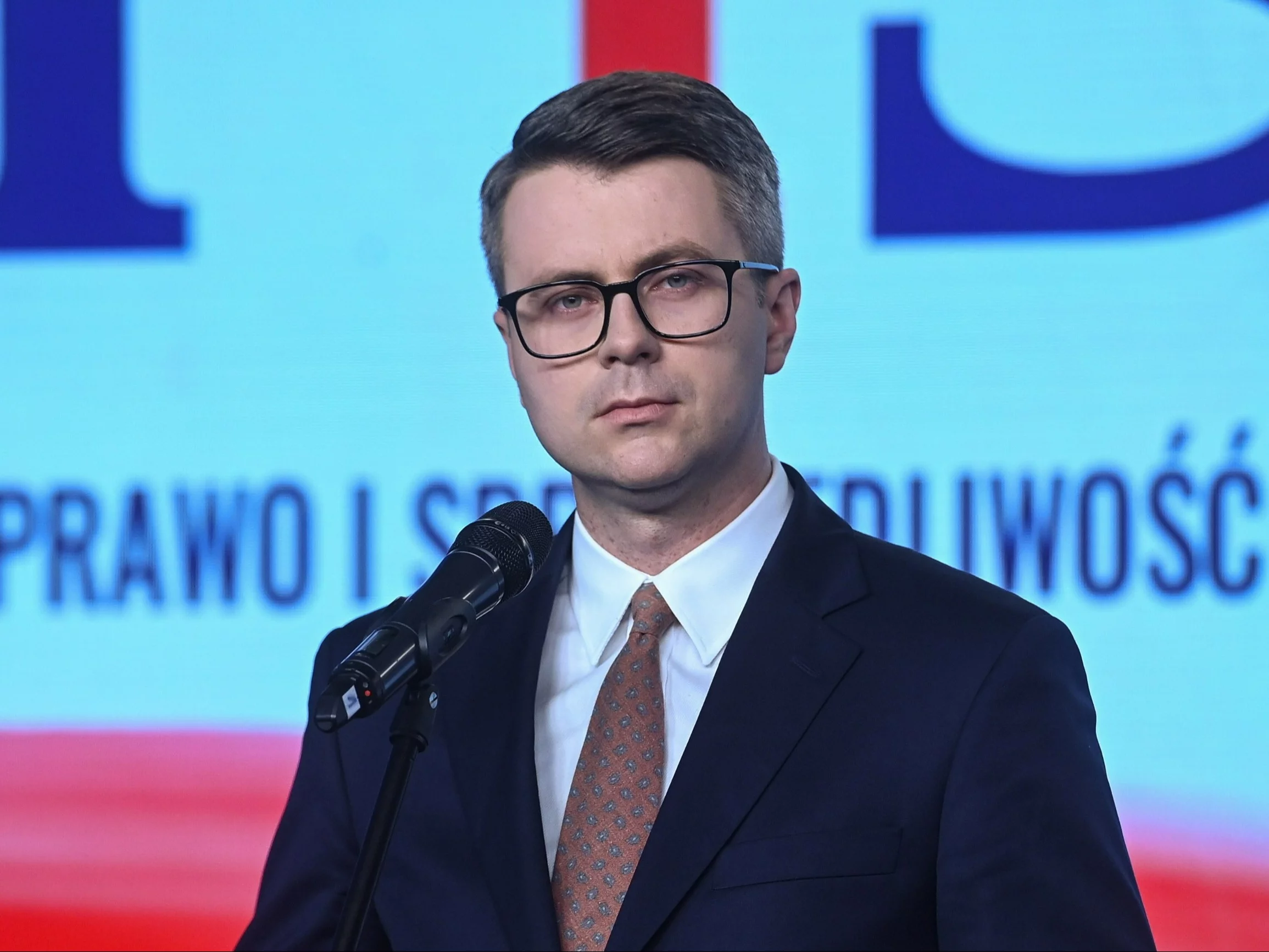 Europoseł PiS Piotr Müller podczas konferencji prasowej w siedzibie PiS przy ul. Nowogrodzkiej w Warszawie