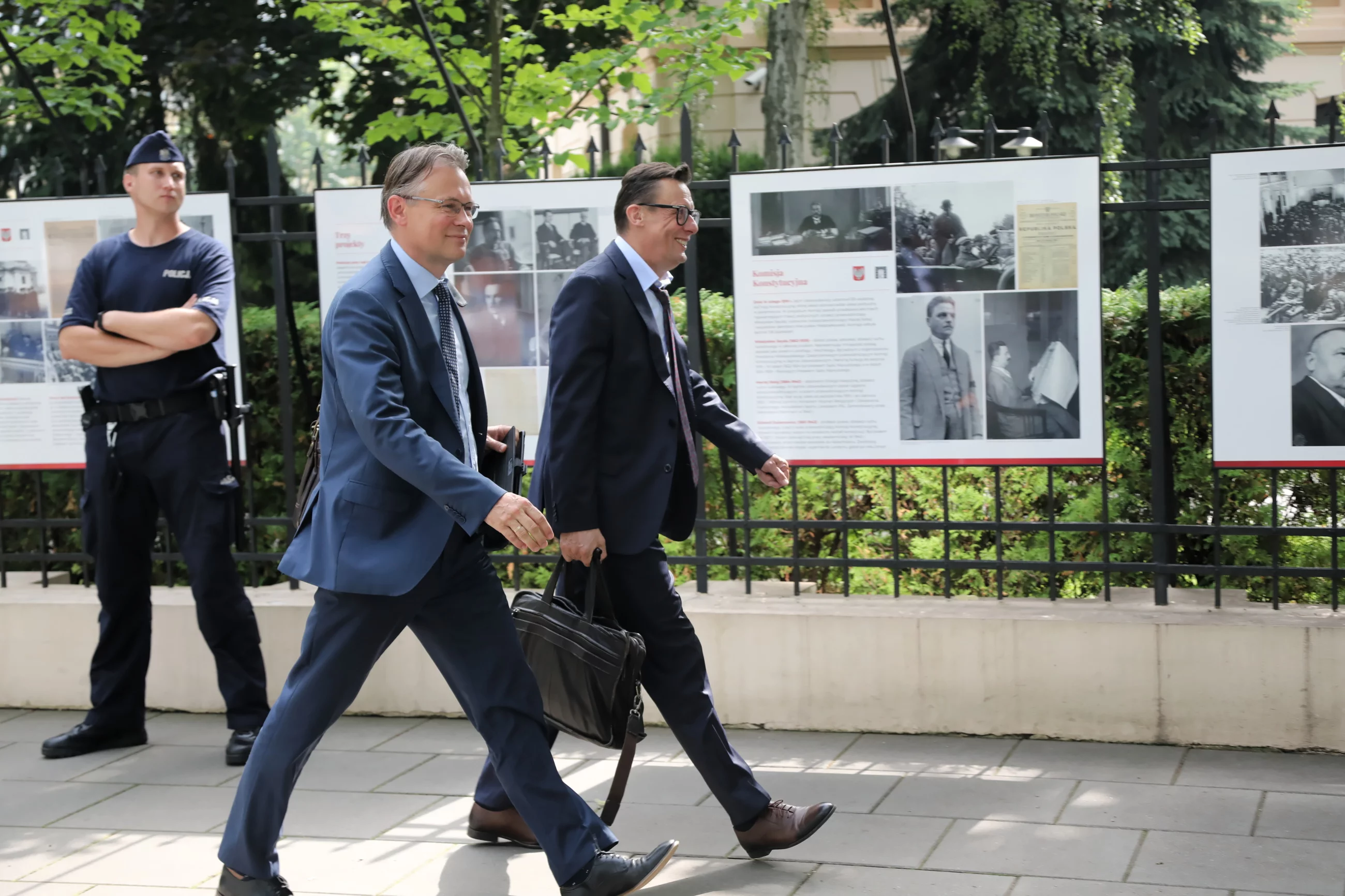 1. Poseł PiS Marek Ast (P) i wiceprzewodniczący Krajowej Rady Sądownictwa Arkadiusz Mularczyk przed Trybunałem Konstytucyjnym w Warszawie