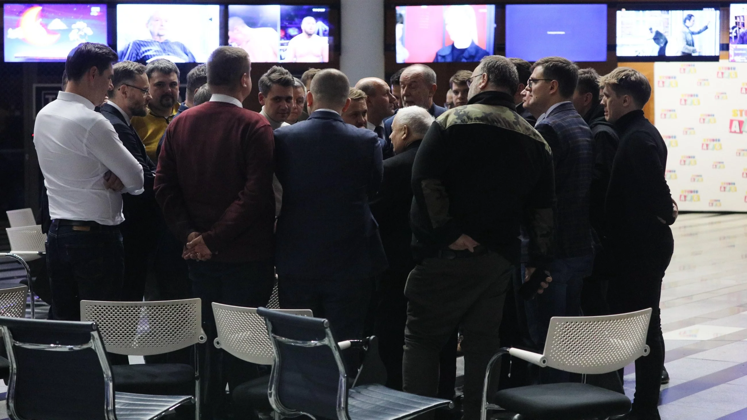 Prezes Prawa i Sprawiedliwości Jarosław Kaczyński oraz posłowie PiS w budynku TVP