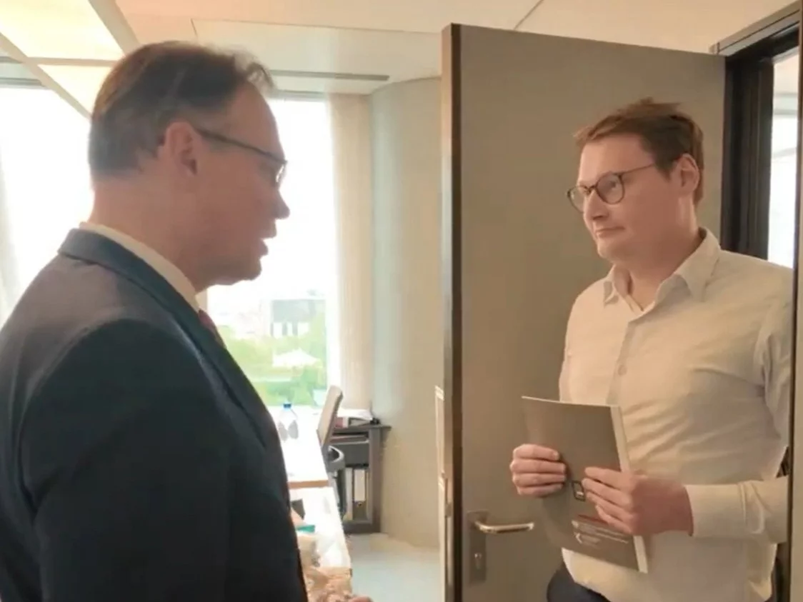Reparator odwiedził niemieckiego polityka, który groził Polsce. Wręczył mu prezent