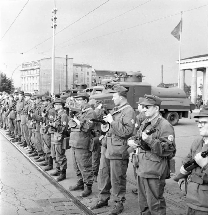 13 sierpnia 1961. Władze NRD wysłały grupy bojowe na granicę z Berlinem Zachodnim przed rozpoczęciem budowy Muru Berlińskiego