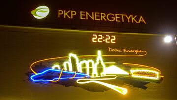 Mural połączony z neonem promującym nowy pociąg Pendolino na budynku PKP Energetyka. Zdj. ilustracyjne