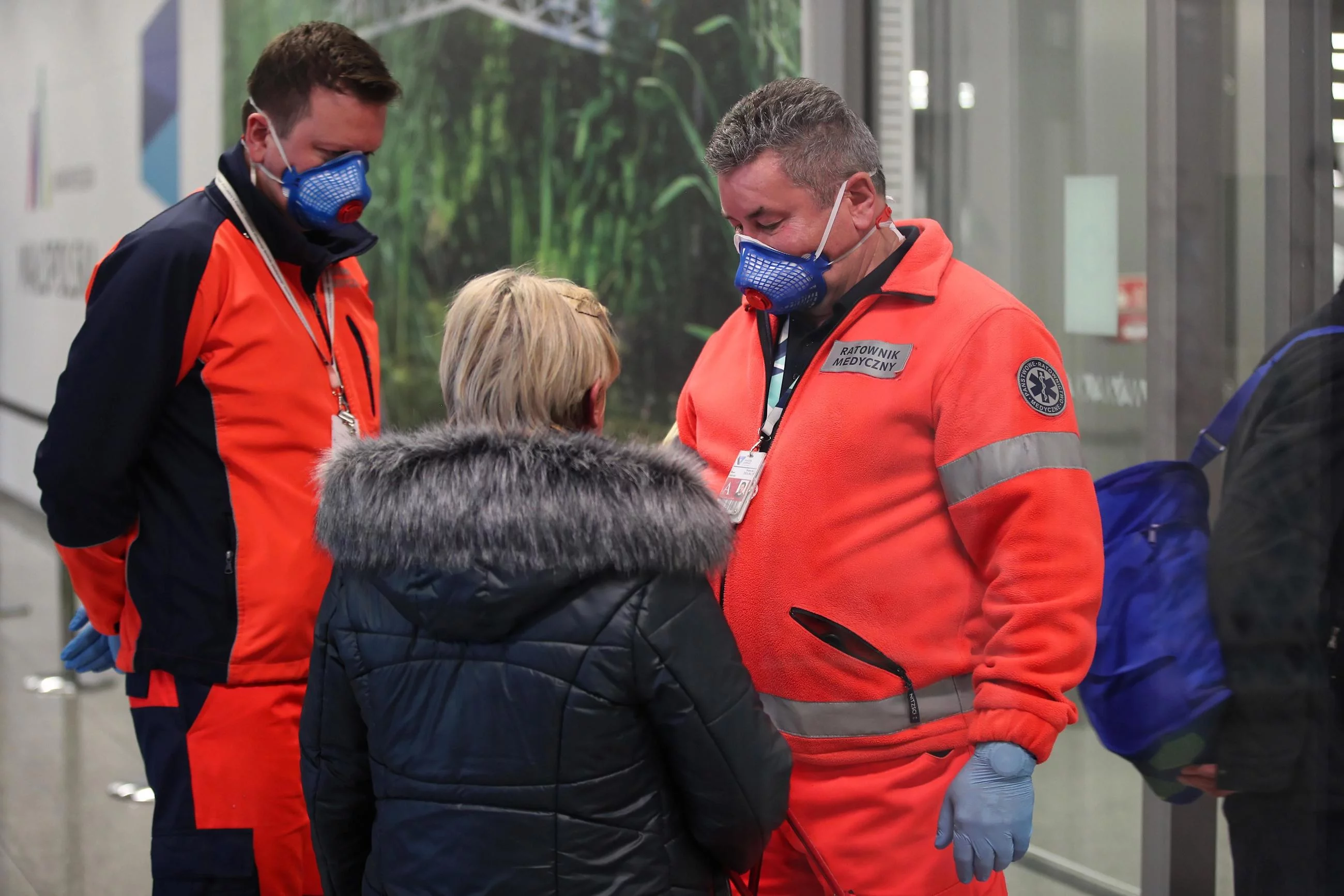 W związku z epidemią choroby wywołanej przez koronawirusa pracownicy lotnisk w całej Polsce wprowadzili specjalne procedury