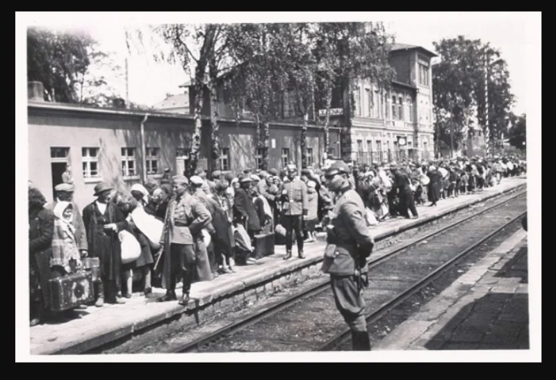 Żydzi olkuscy na dworcu przed deportacją, połowa 1942 roku