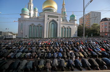 Muzułmanie biorący udział w modlitwie przed meczetem w Moskwie podczas święta Id al-Adha, 11 sierpnia 2019 r..