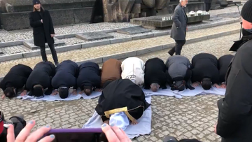 Muzułmanie modlą się w Auschwitz