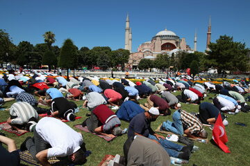 Muzułmańska modlitwa przed Hagią Sophia