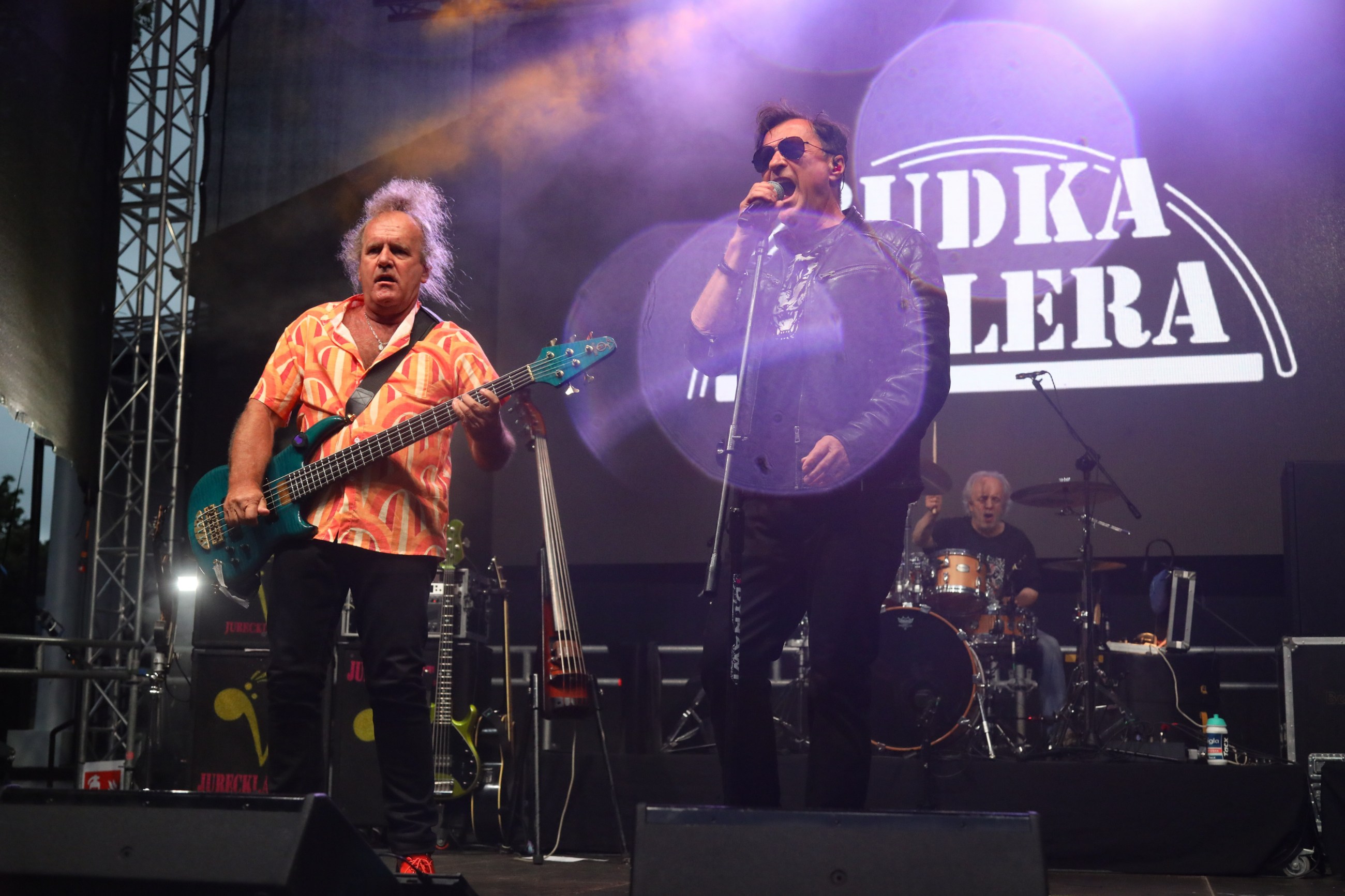 Basista Mieczysław Jurecki (L) oraz wokalista Jacek Kawalec (C) podczas koncertu Budki Suflera