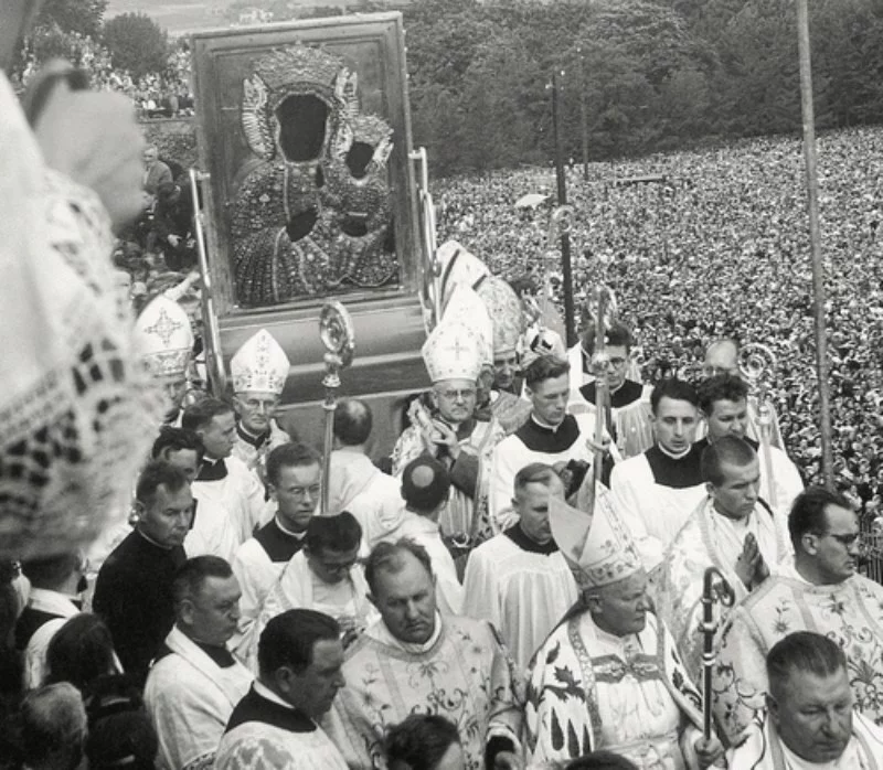 Cudowny Obraz Matki Boskiej Częstochowskiej wyniesiony na Wały Jasnogórskie, 26 sierpnia 1956 rok