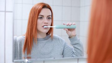 Mycie zębów, zdjęcie ilustracyjne