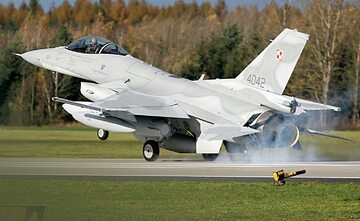 Myśliwiec F-16 na lotnisku Poznań-Krzesiny podczas uroczystego przekazania samolotów Polskim Siłom Powietrznym (listopad 2016 r.)