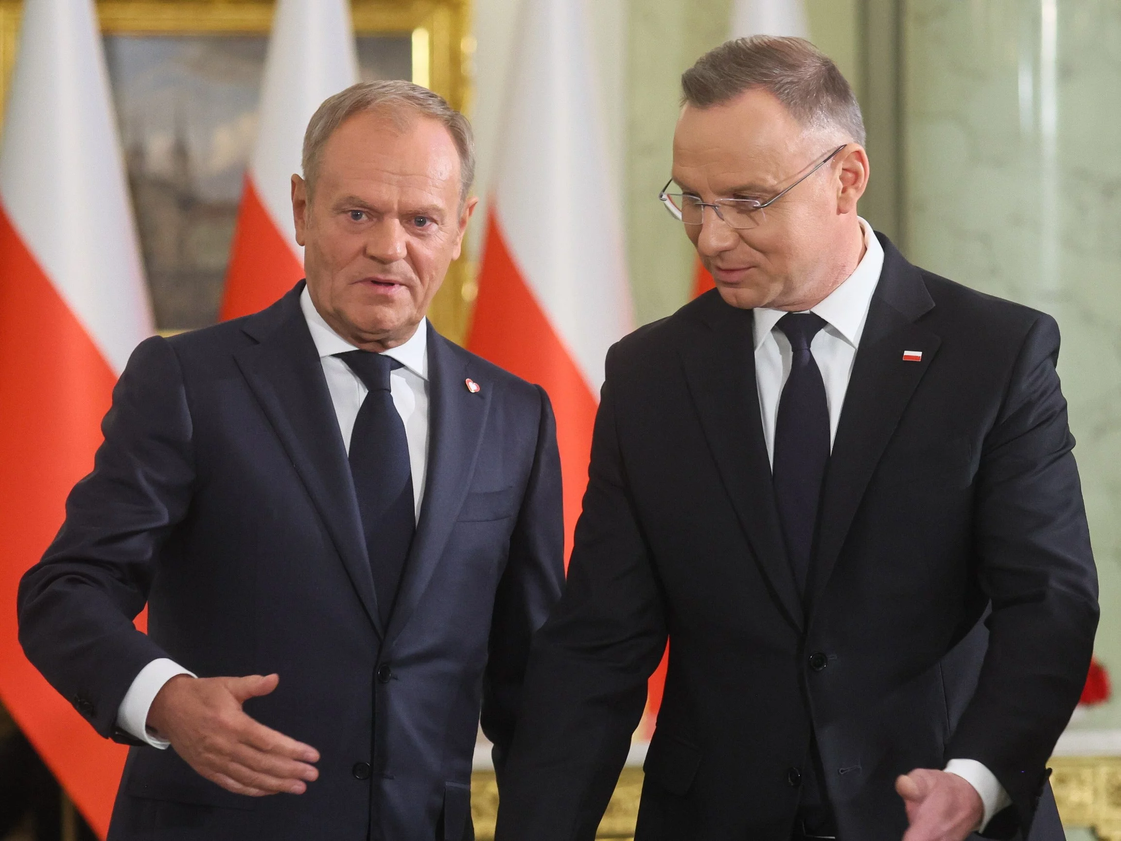 "W obu tych miejscach się pan łasił". Duda mocno odpowiada Tuskowi