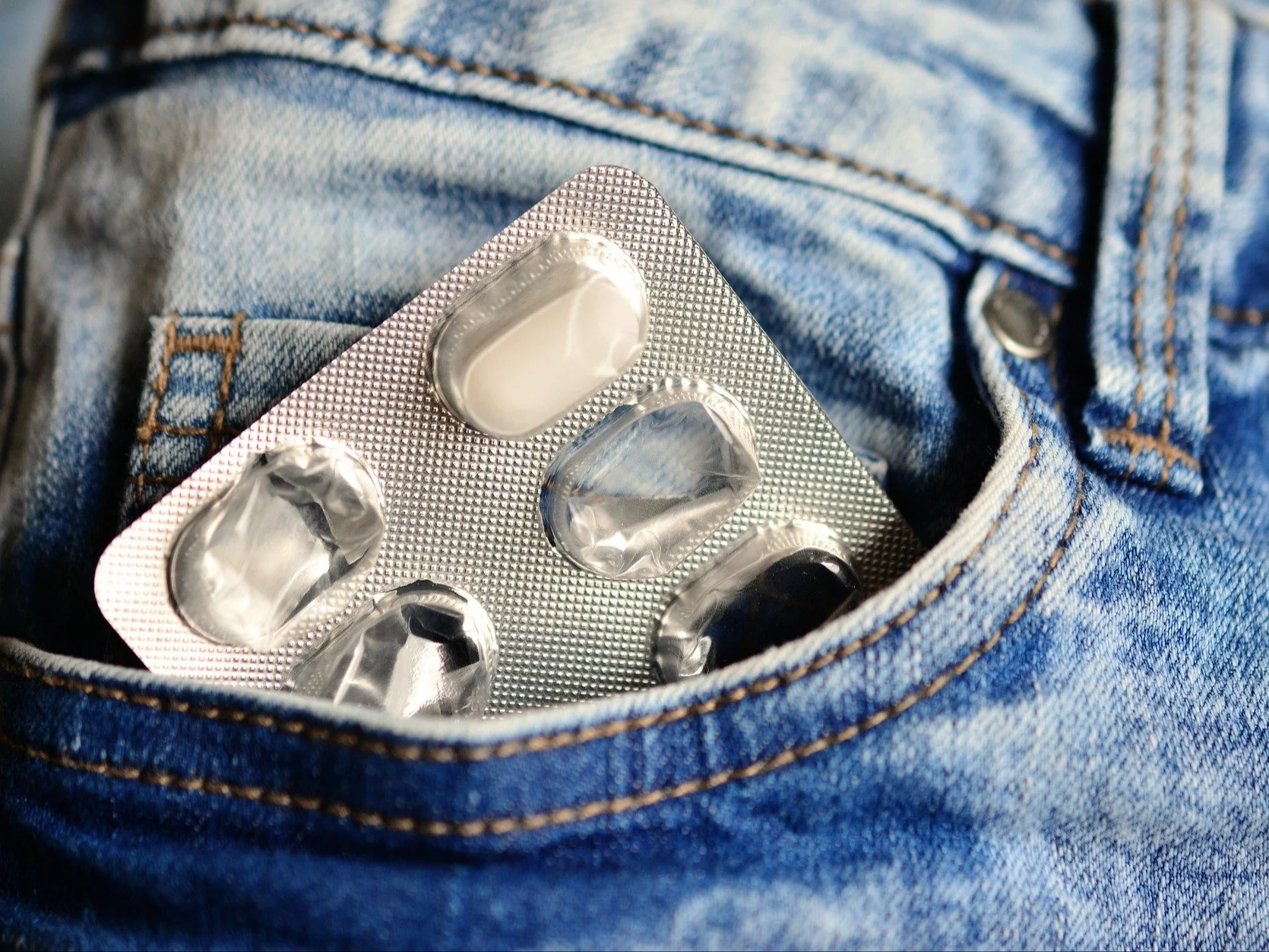 Tabletki w kieszeni, zdjęcie ilustracyjne