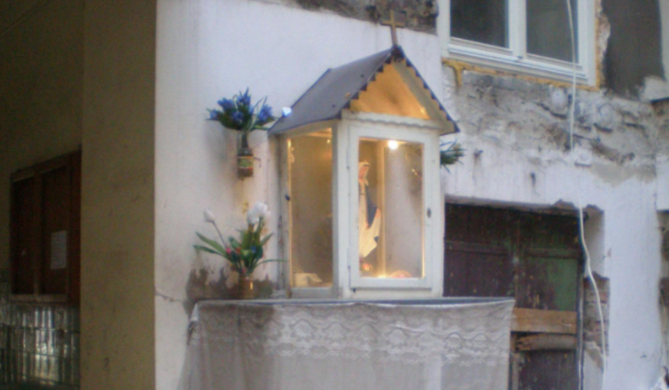 Kapliczka na dziedzińcu kamienicy przy ul. Noakowskiego 16