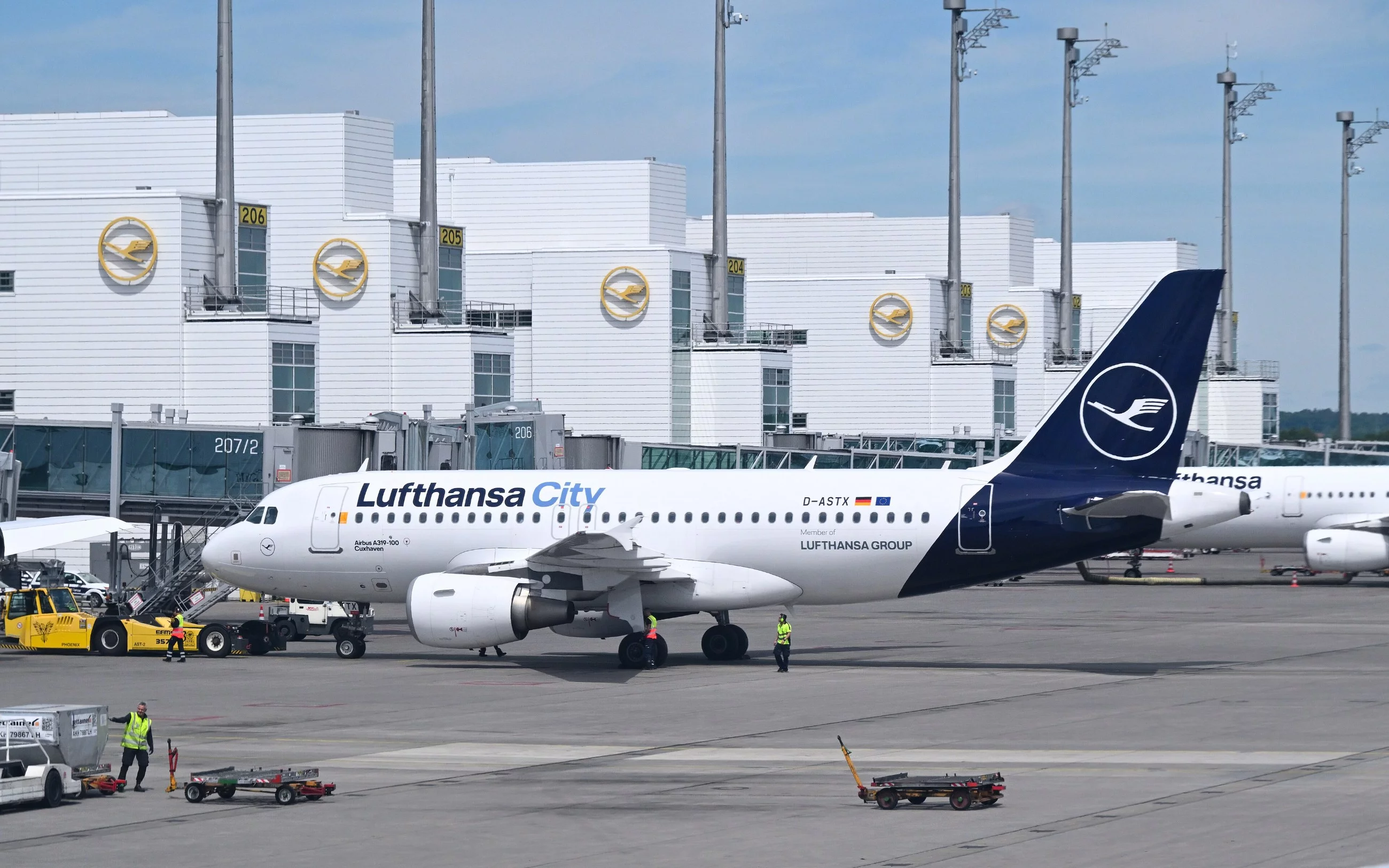 Samolot linii lotniczych Lufthansa na lotnisku w Monachium